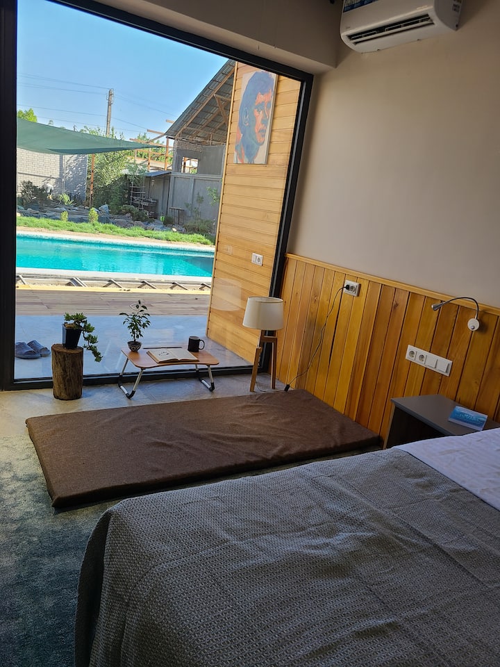 חדר השינה כולל מיטה זוגית, שניתן להפריד ולהציע שתי מיטות יחיד. בחדר יש חדר רחצה עם מקלחת. יש גם שולחן כתיבה, כיסא, ארון בגדים. החדר נעול ונגיש רק לאורחים.