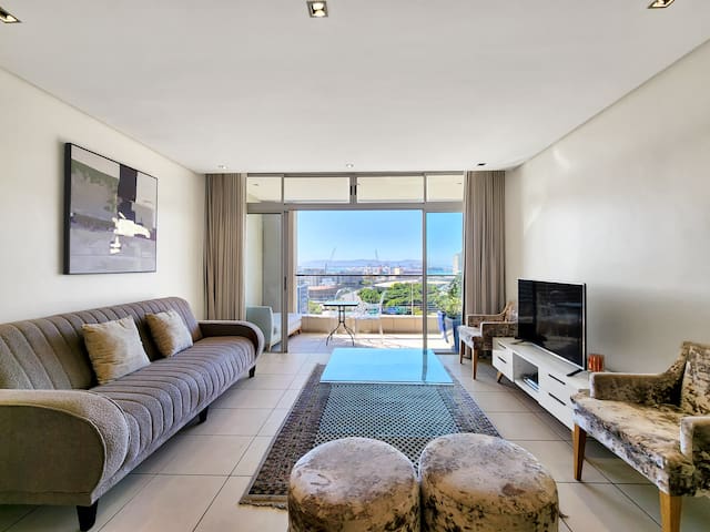 Modern 2 bed in De Waterkant at Harbours Edge gallery image 2