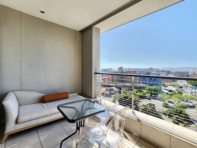 Modern 2 bed in De Waterkant at Harbours Edge gallery image 5