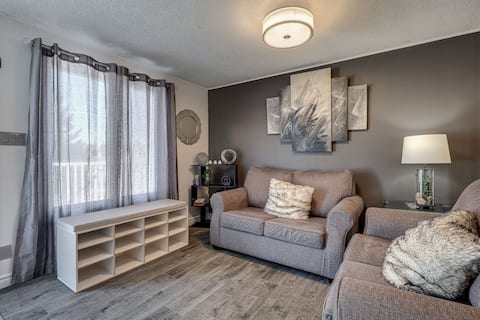 Spacious House w/ Pool – 5 Minutes to Elgin Centre