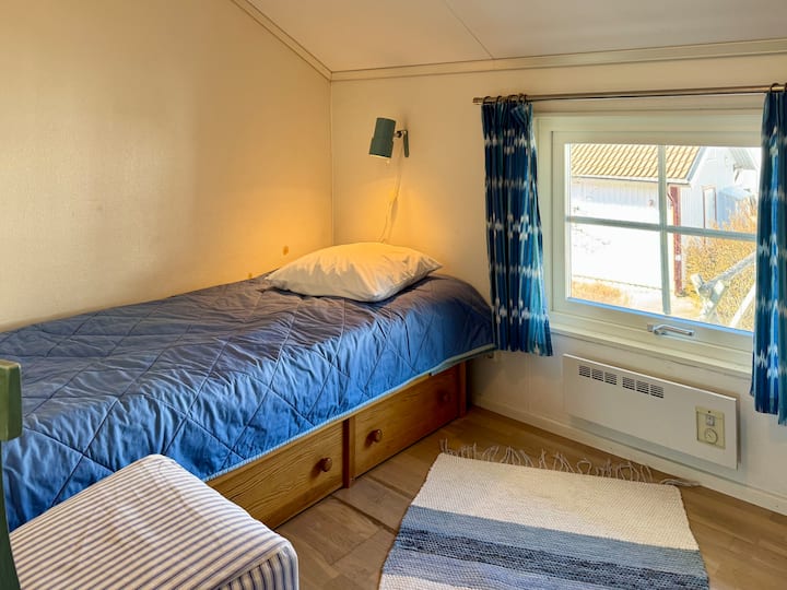 Малката спалня има две единични легла. Под едно легло има големи кутии за съхранение на дрехи и опаковане. В края на стъпалото има малък рафт, където можете да съхранявате телефона, книгите или всичко друго, което искате, близо до вас.