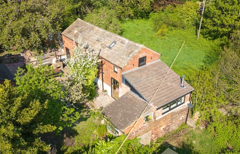 Successful Airbnb property: Luxury Escape with Cinema, Pool Table & Darts in Farnley & Wortley
