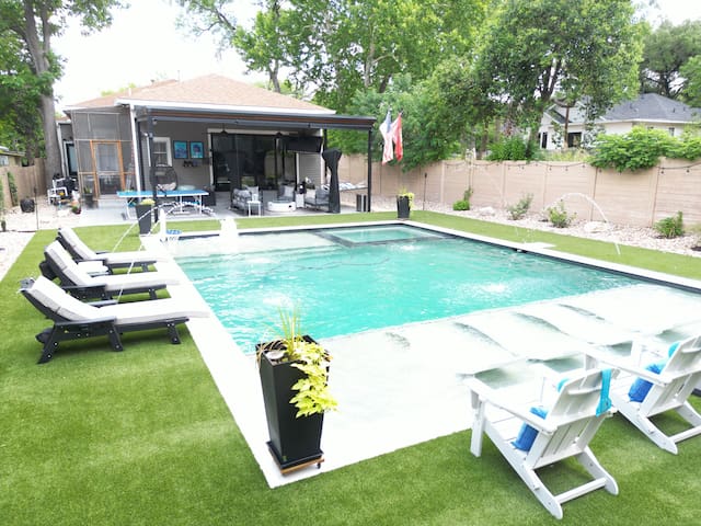 Luxurious Austin Retreat With Resort Pool