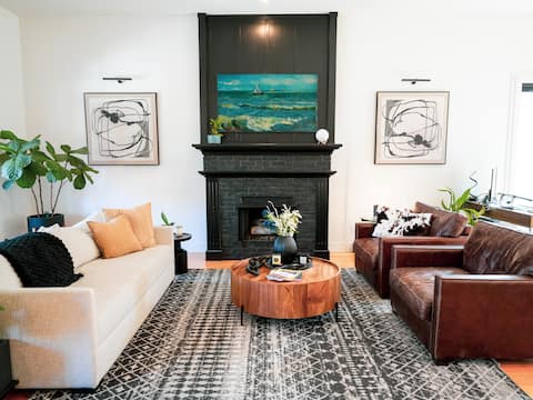 Successful Airbnb property: Luxurious Retreat With Resort Salt Water Pool/Spa in Galindo