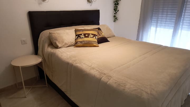 SPÁLŇA S MANŽELSKOU POSTEĽOU 150 CM X 200 CM + K DISPOZÍCII JE DETSKÁ POSTIEĽKA + POSTEĽNÁ BIELIZEŇ + TV + KLIMATIZÁCIA S TEPELNÝM ČERPADLOM