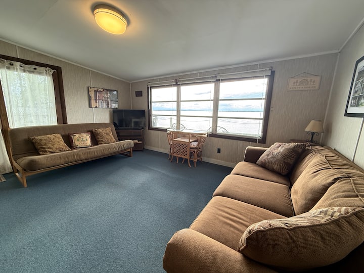 Насладете се на красиви гледки към езерото.  Футонът се превръща в легло.