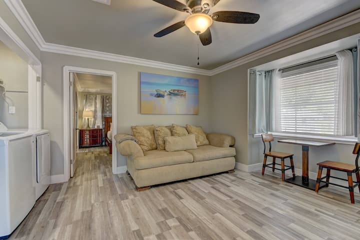 New Renovated Villa 1- Kitchen/laundry*rv Pk - Las Vegas, NV