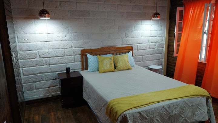 Cama Queen, iluminacion independiente