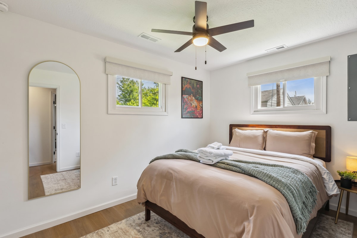 Разбудете се со сонце низ прозорците, испружете се во удобниот кревет и започнете го денот освежени и опуштени.