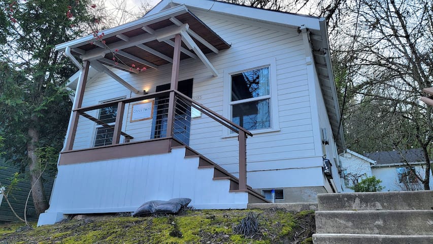 Private Walkable Cottage Close to Downtown