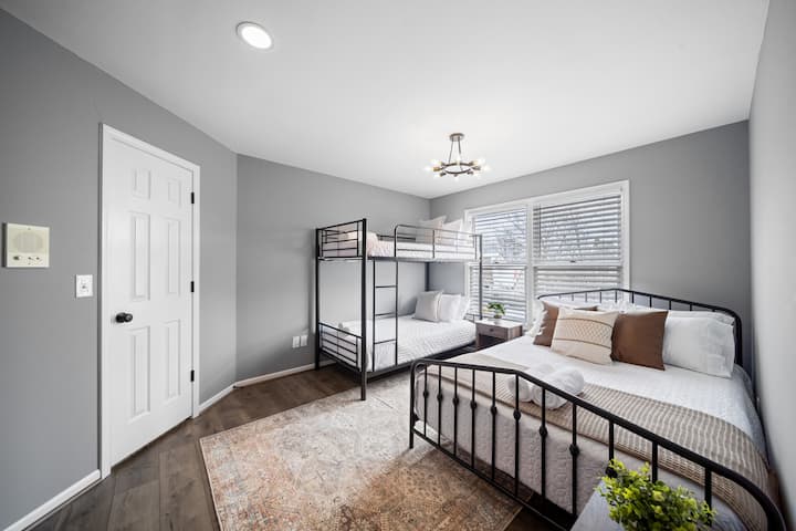 Създайте забавни спомени в тази голяма спалня, предлагаща общо 4 единични легла и двойно легло, облечено с луксозно спално бельо, възглавници и хибридни матраци