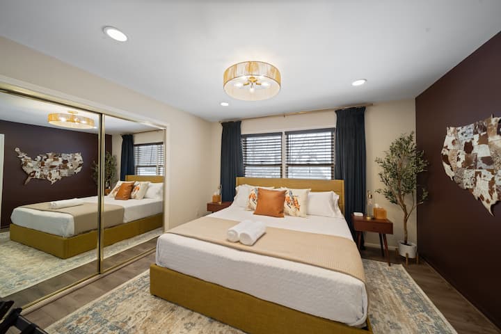 Спете като бебе в това двойно легло, предлагащо луксозно спално бельо, възглавници и хибриден матрак със самостоятелна баня