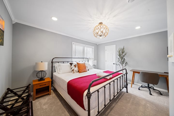 Починете си в това удобно двойно легло, предлагащо луксозно спално бельо, възглавници и хибриден матрак. Можете също да завършите всички така необходими задачи в това обособено работно пространство.