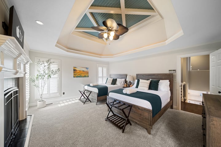 Основната спалня предлага две двойни легла с луксозно спално бельо, възглавници и хибридни матраци и самостоятелна баня!