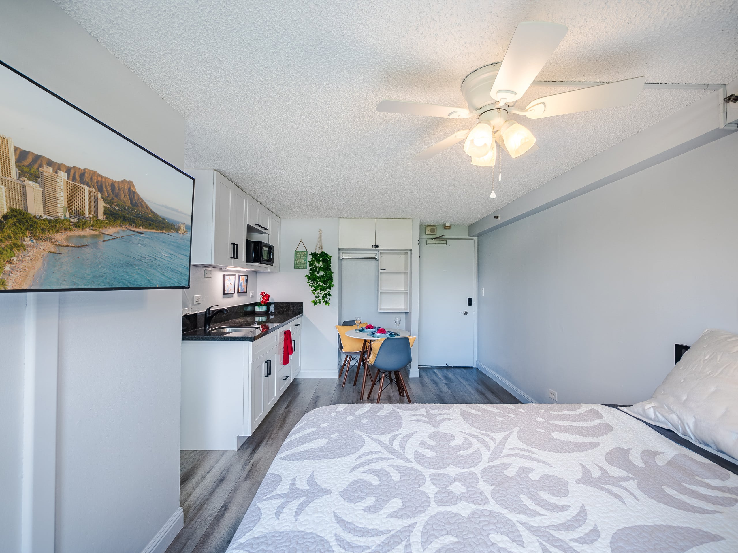2 Min to Waikiki Beach • Bright Studio w/Balcony - Image 31