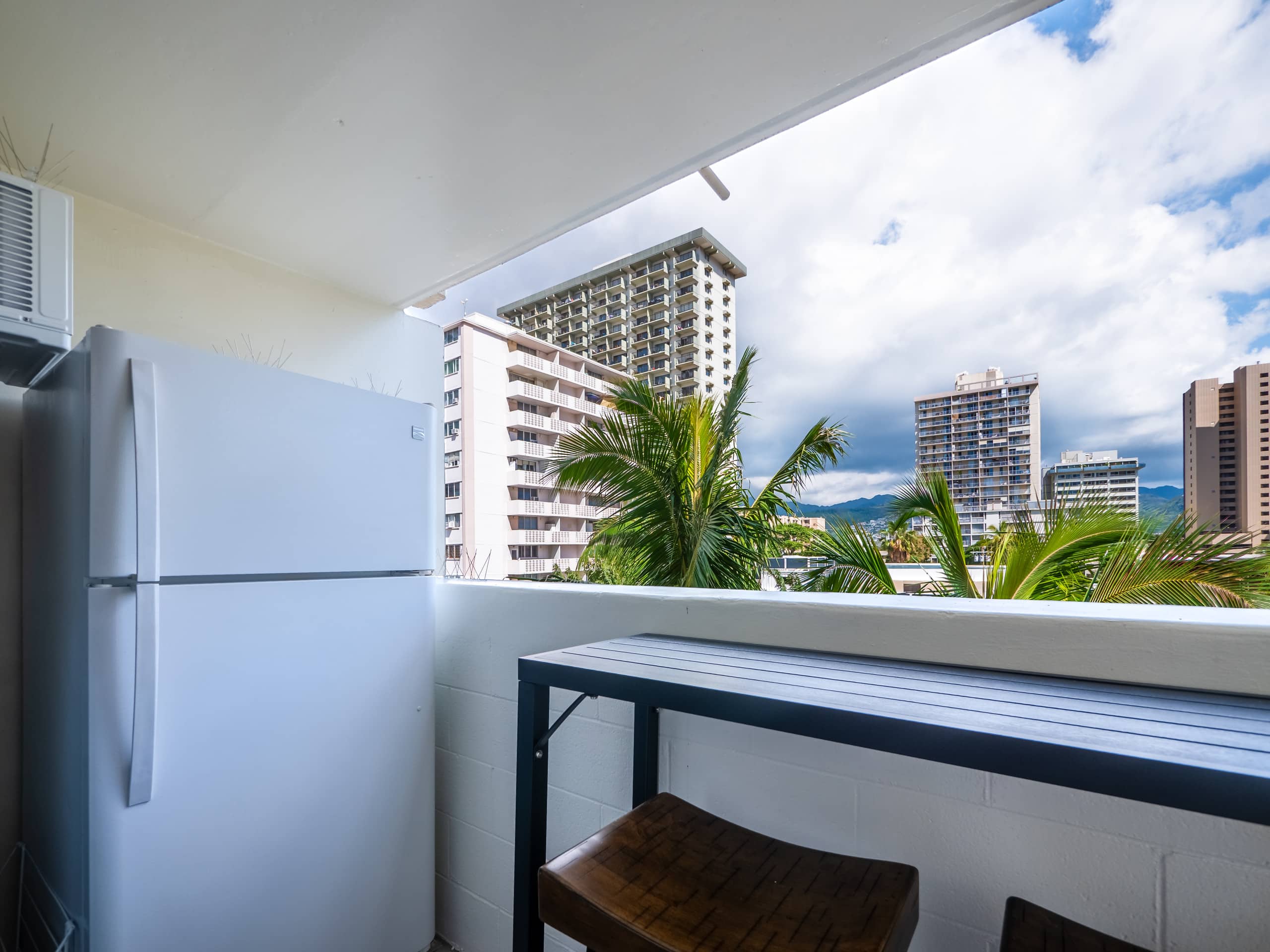 2 Min to Waikiki Beach • Bright Studio w/Balcony - Image 17