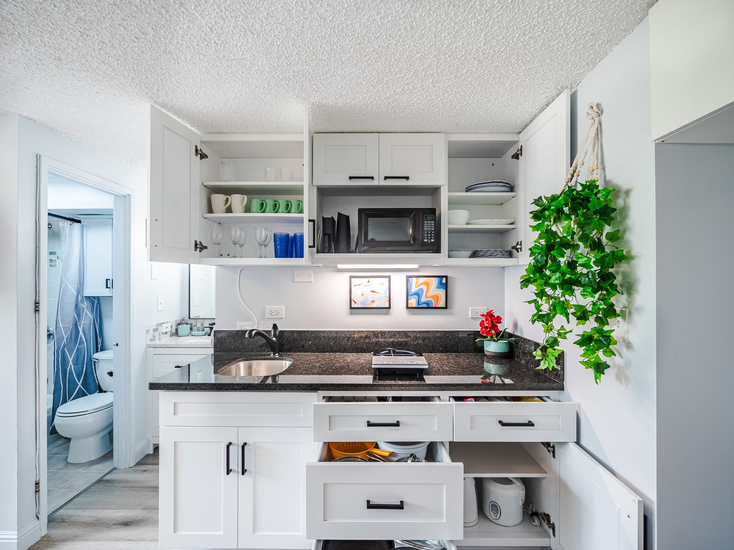 2 Min to Waikiki Beach • Bright Studio w/Balcony - Image 1