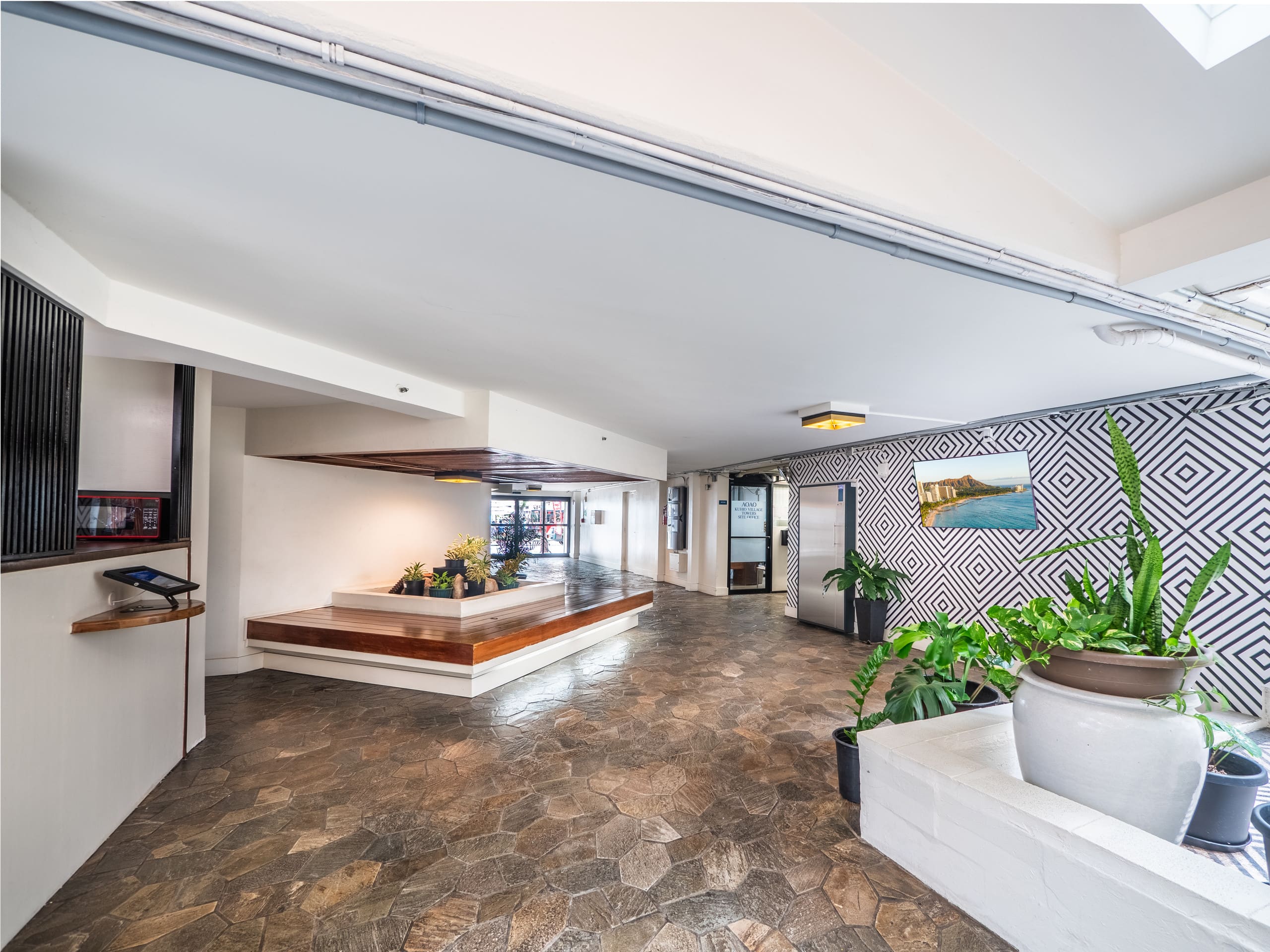 2 Min to Waikiki Beach • Bright Studio w/Balcony - Image 25