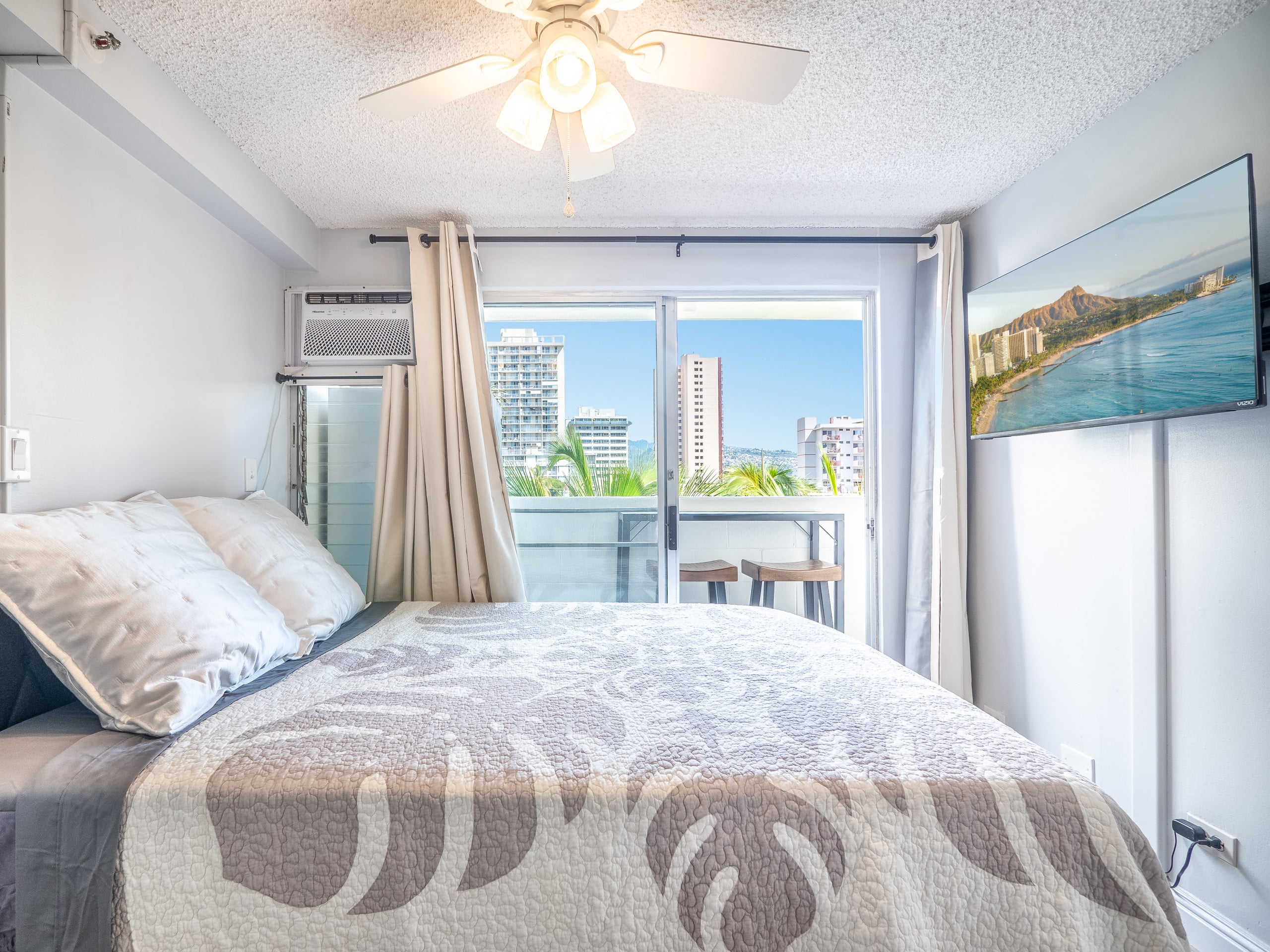 2 Min to Waikiki Beach • Bright Studio w/Balcony - Image 28
