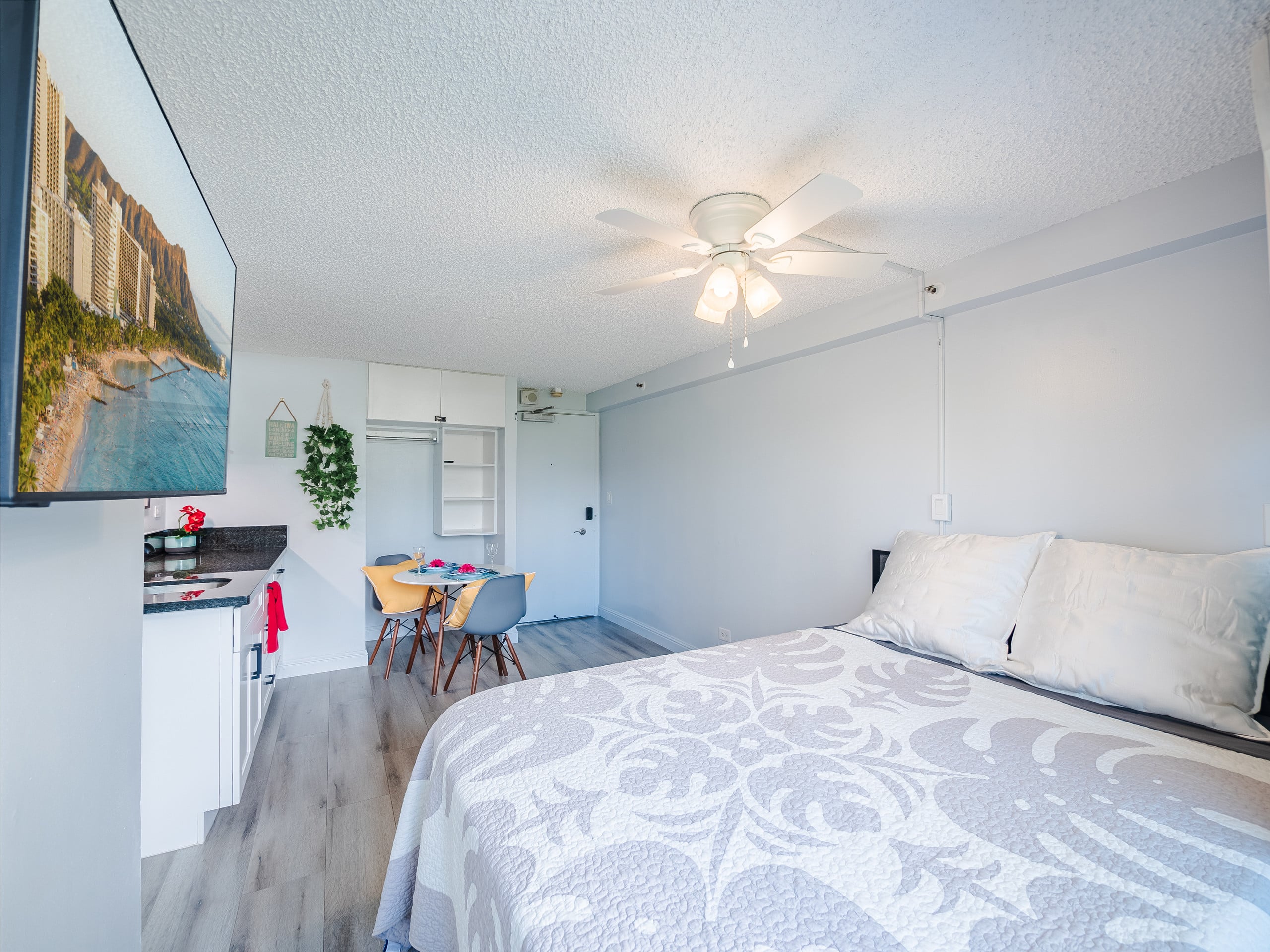 2 Min to Waikiki Beach • Bright Studio w/Balcony - Image 30