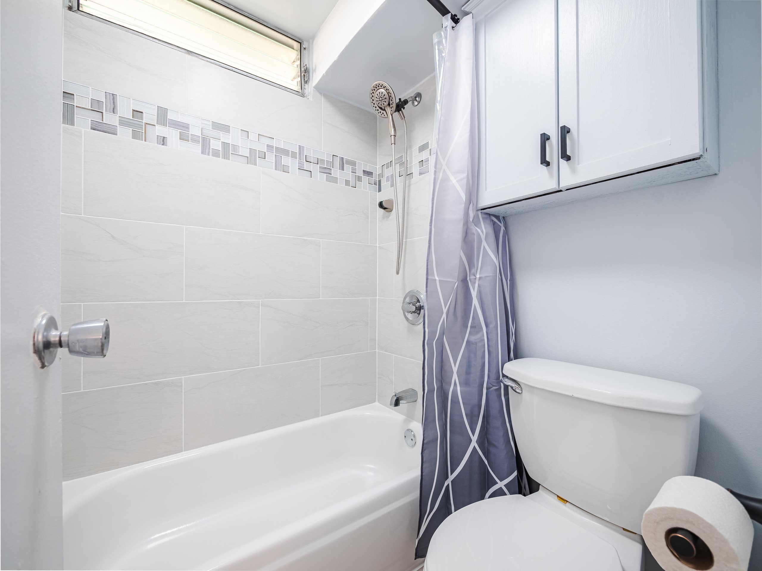 2 Min to Waikiki Beach • Bright Studio w/Balcony - Image 10