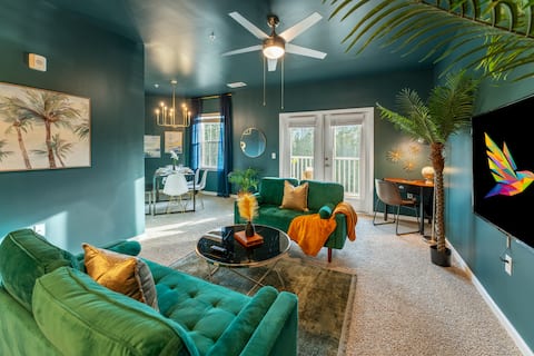 Resort Style • Screened Lanai • Pool, Gym, Bikes!