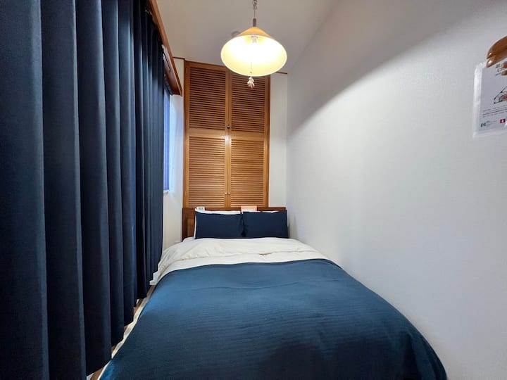 Este pequeño dormitorio está en el segundo piso.