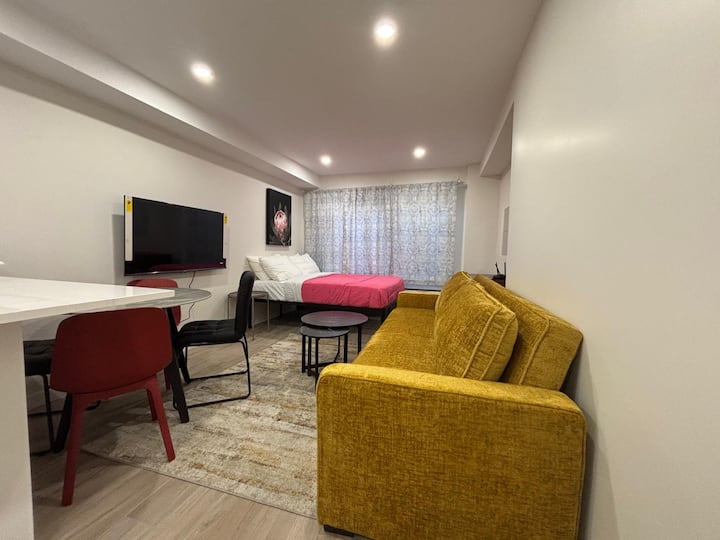 Studio In Montreal | Wifi, A/c, Washer, Sleeps 4 - Laval, Quebec, Canadà