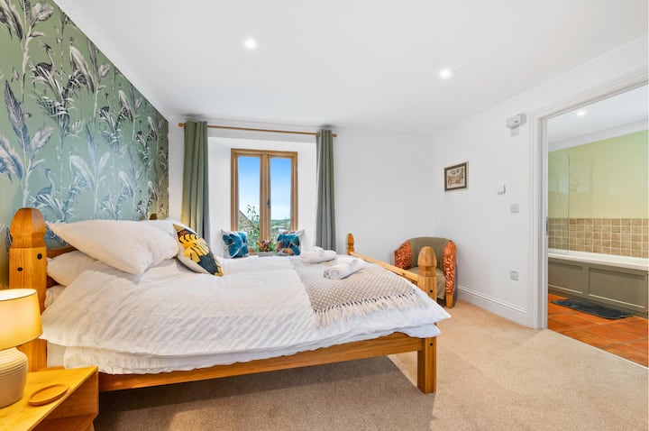 انغمس في أسرتنا المريحة والمريحة لقضاء ليلة نوم مريحة. تضمن البياضات الناعمة والوسائد الفخمة والهدوء التام الاستيقاظ منتعشًا ومستعدًا لليوم المقبل. جميع البياضات مضادة للحساسية.