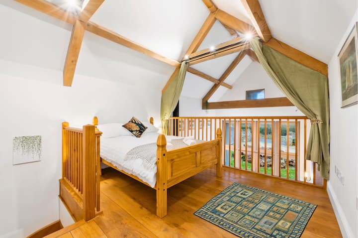 يحتوي كل سرير أيضًا على بطانية، لأولئك الذين يشعرون بالبرودة أكثر من الآخرين. تبلغ تكلفة الألحفة 13.5 توغ، لذلك قد تحتاج إلى بطانيات فقط، في تلك الأيام الحارة النادرة في إنجلترا!