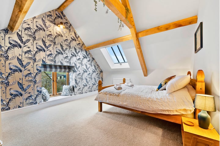 تأتي كل غرفة نوم بإطلالة رائعة على الريف. لا تقدر بثمن على الإطلاق.