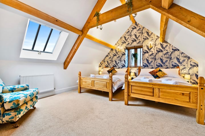 تحتوي غرفة النوم الواسعة هذه على سريرين مزدوجين، مثالية لمشاركة العائلات أو الأصدقاء. مع وجود مساحة كبيرة للتمدد والاسترخاء، فهو ملاذ مريح بعد يوم من المغامرة.