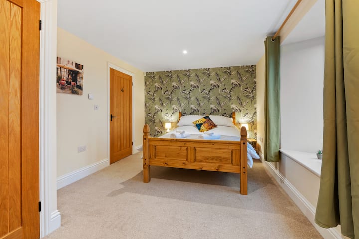 المراتب هي رغوة ذاكرة مع صلابة متوسطة. البعض يحبها ناعمة، وبعضها يحبها بشدة، لذلك اخترنا الأرض الوسطى.