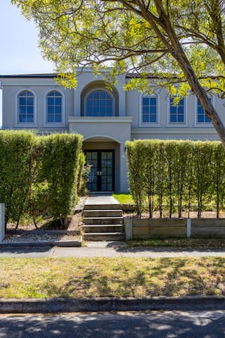 Luxury Escape | 5BR, 3 Ensuites & Grand Spaces