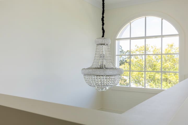 Luxury Escape | 5BR, 3 Ensuites & Grand Spaces gallery image 2