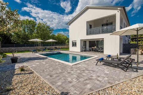 Holiday house TARA & LANA II with heated pool