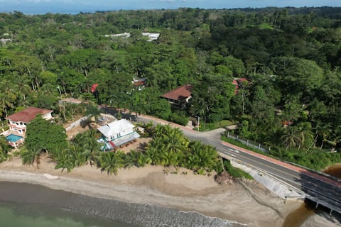 Seahouse Bed & Breakfast Beach House with Pool