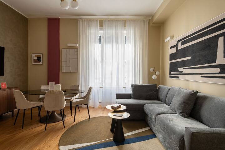 Stunning 7th floor apartment in Duomo – 6 Guests gallery image 2