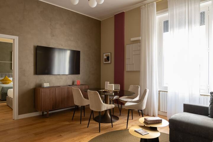Stunning 7th floor apartment in Duomo – 6 Guests gallery image 3
