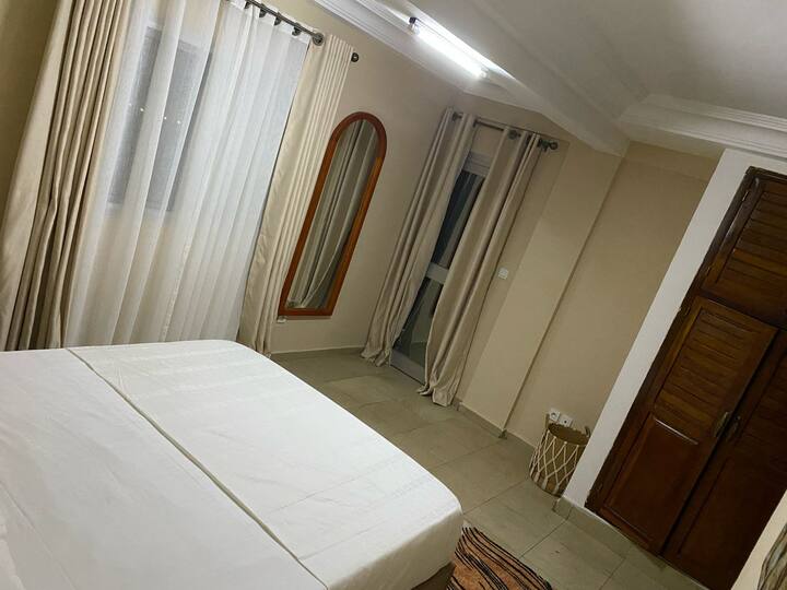 جناح رئيسي بغرفة نوم مكيفة الهواء مع دش وشرفة خاصة