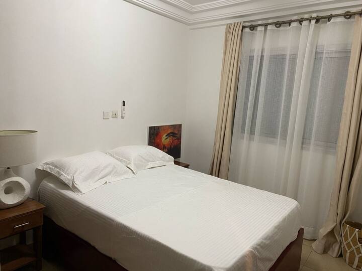 غرفة نوم ثانية مكيفة الهواء مع دش خاص