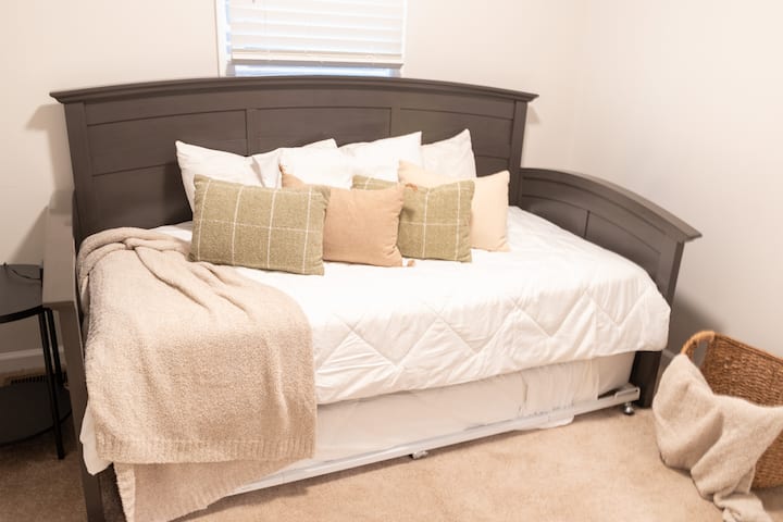 Cozy & Versatile – This charming room features a comfortable single bed, perfect for a peaceful night’s sleep in a thoughtfully designed space.
