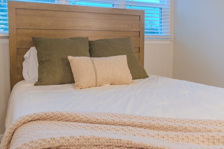 Cozy & Inviting – This thoughtfully designed bedroom features a plush queen-size bed, perfect for a restful and relaxing stay.