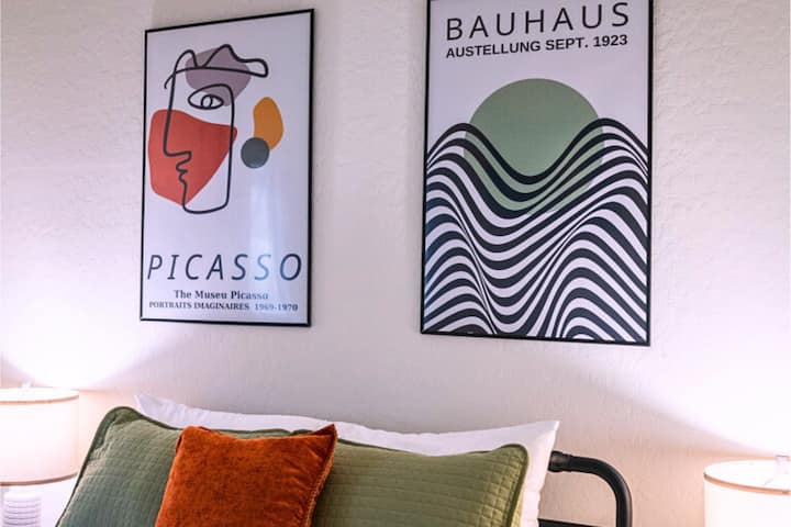 Თითოეული საძინებელი აღჭურვილია სმარტ-ტელევიზორით გართობისთვის და ჭერის ვენტილატორით, რომ გაგრილება და კომფორტი შეინარჩუნოთ.
