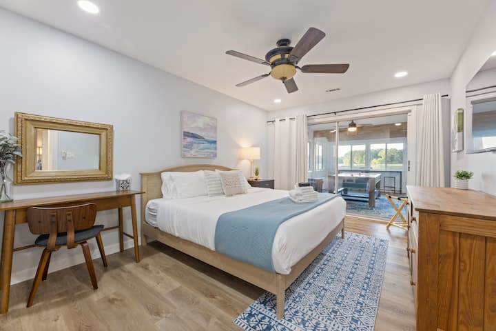 เมื่อย้ายไปที่ระดับพื้นดินคุณจะพบ 1 ใน 2 ห้องนอนห้องนี้เชื่อมต่อกับห้องน้ำเต็มรูปแบบห้องที่ 3