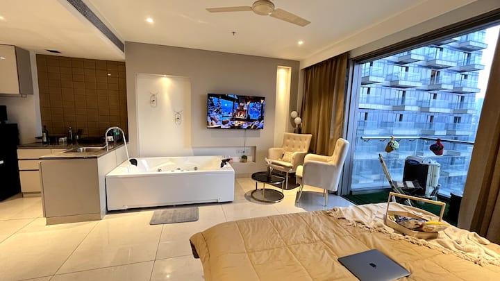 Luxe Jacuzzi Heaven Heights 12th Patio 2 - Flats for Rent in