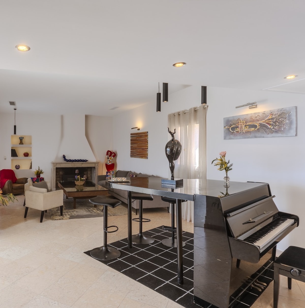 Výhľad na obývačku zo vstupnej haly.