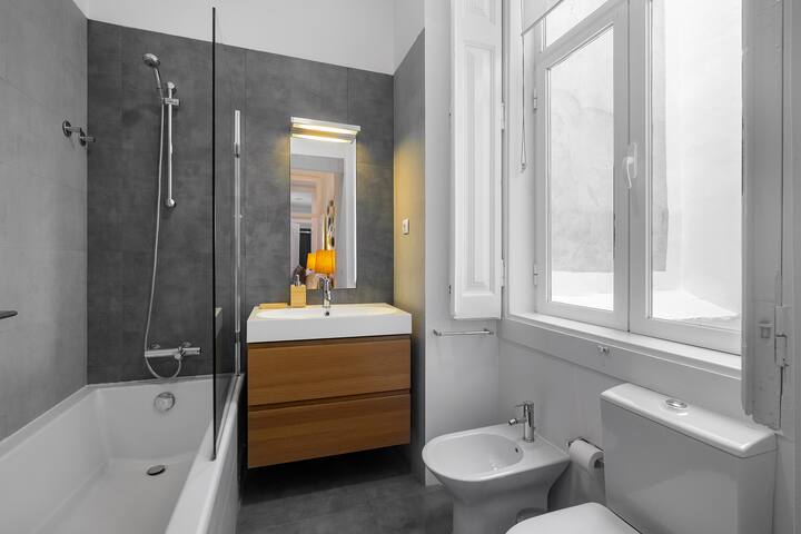 Majestic Lisbon Stay with Breathtaking River Views gallery image 5