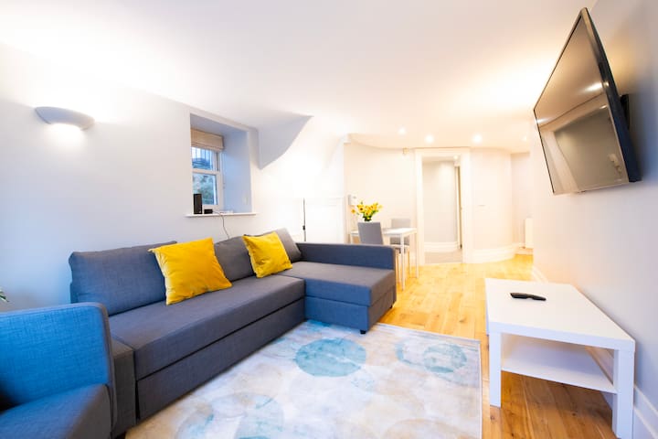 Queen’s Avenue – Free Parking – AJ Apartments gallery image 3