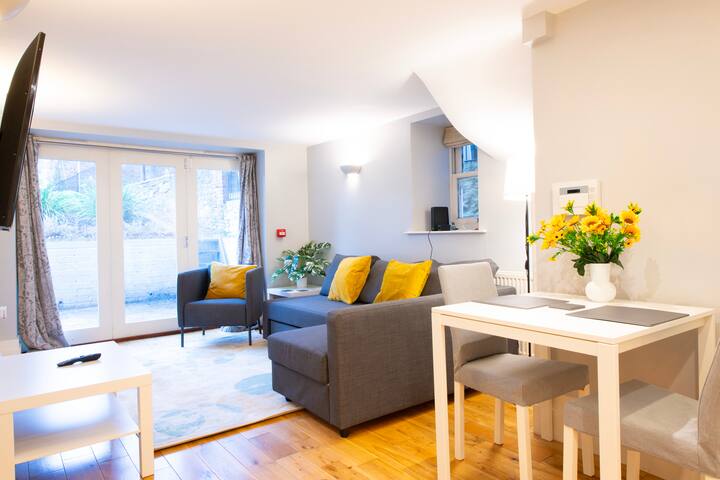 Queen’s Avenue – Free Parking – AJ Apartments gallery image 2
